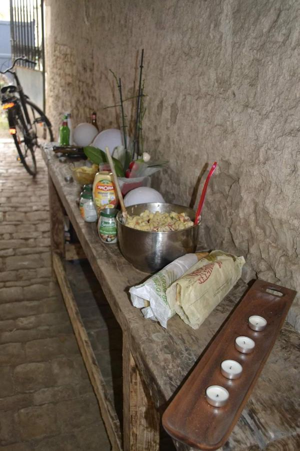 Grande Chambre D'Hote Pour 4 A 5 Personnes Bed and Breakfast Chef-Boutonne Eksteriør billede