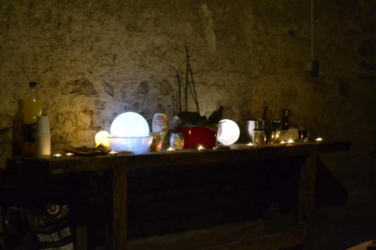 Grande Chambre D'Hote Pour 4 A 5 Personnes Bed and Breakfast Chef-Boutonne Eksteriør billede