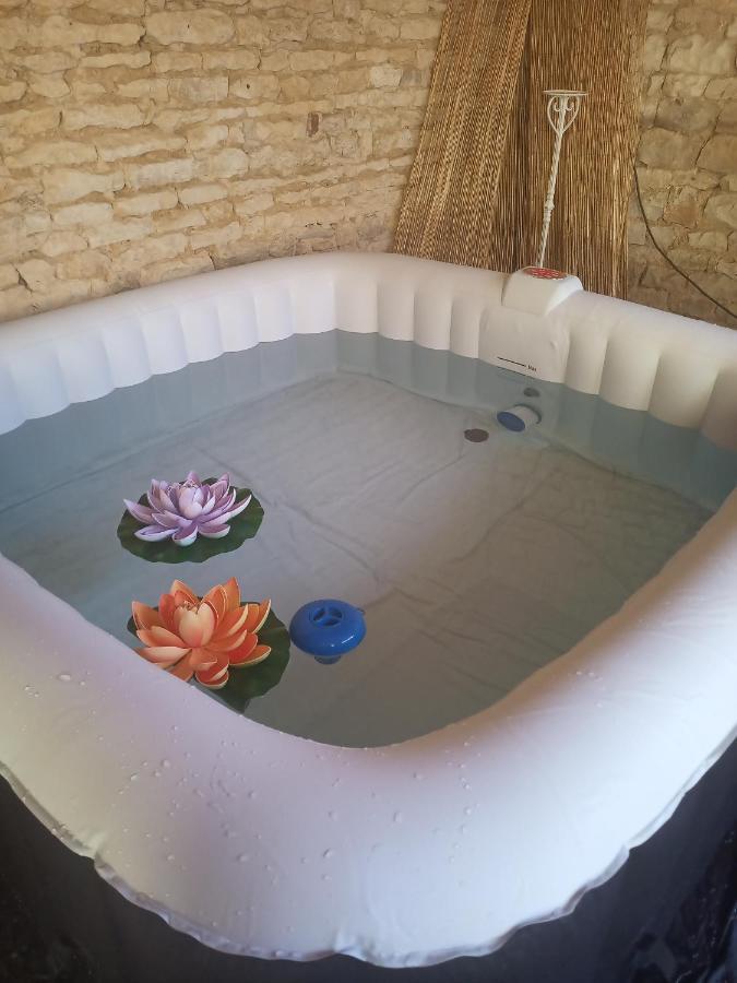 Grande Chambre D'Hote Pour 4 A 5 Personnes Bed and Breakfast Chef-Boutonne Eksteriør billede