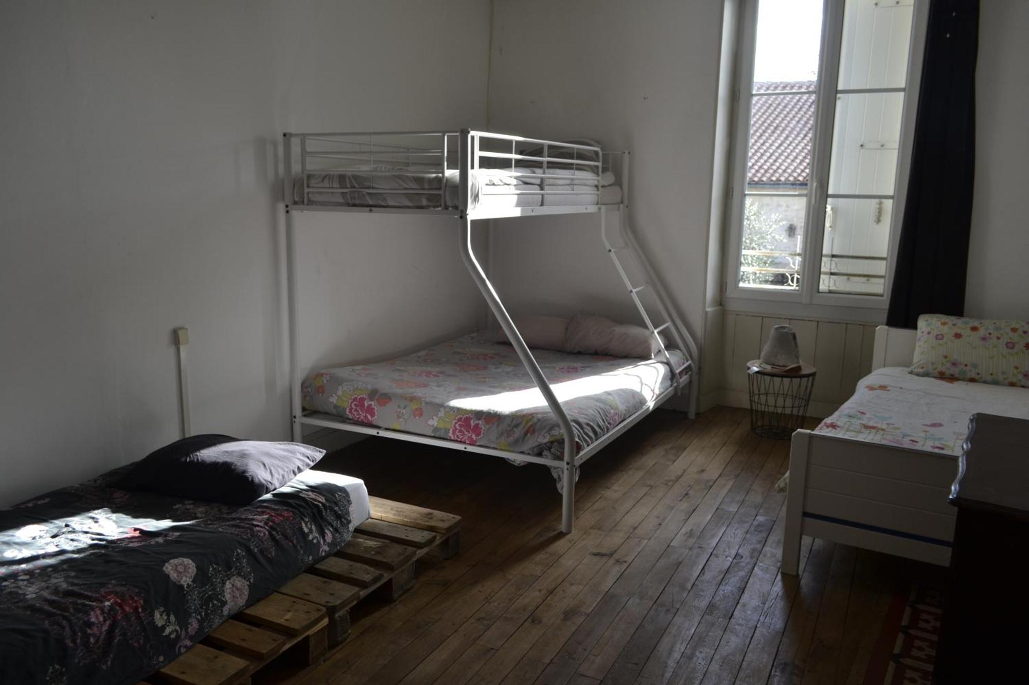 Grande Chambre D'Hote Pour 4 A 5 Personnes Bed and Breakfast Chef-Boutonne Eksteriør billede
