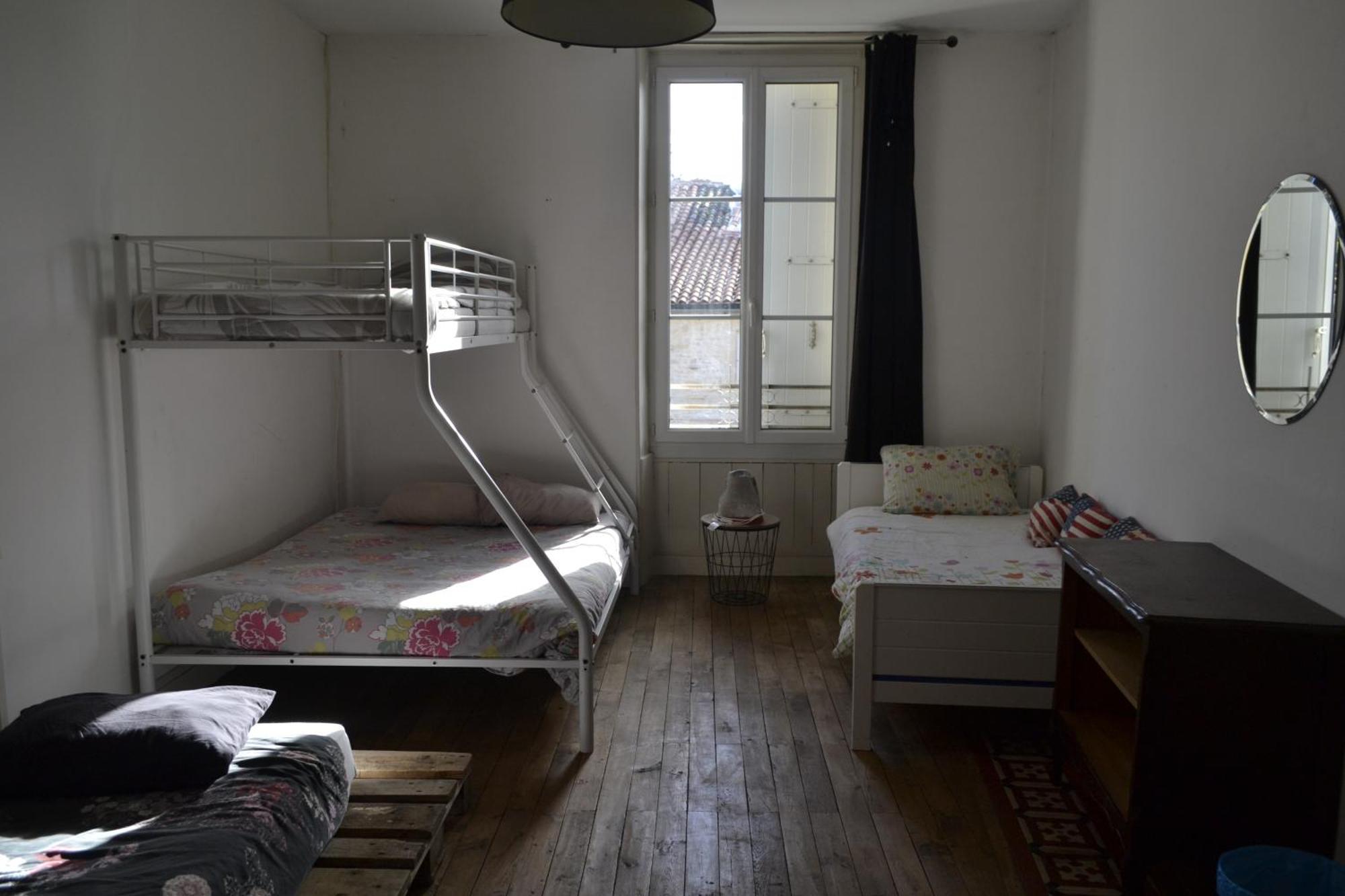 Grande Chambre D'Hote Pour 4 A 5 Personnes Bed and Breakfast Chef-Boutonne Eksteriør billede